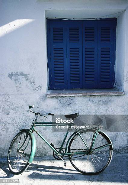 Foto de Verde Bicicleta Blue Shutters Paros Grécia e mais fotos de stock de Armação de Janela - Armação de Janela, Arquitetura, Atividade Recreativa