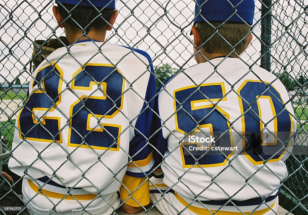 Esperando para jugar - Foto de stock de Liga de béisbol y softbol juvenil libre de derechos