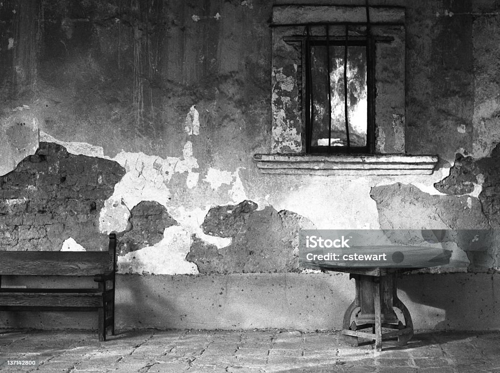 Banc en bois et une Table, d'Old Mission - Photo de Adobe libre de droits