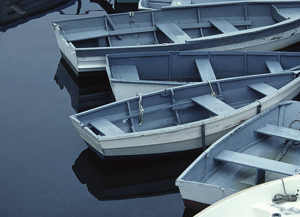 rowboats, nova inglaterra - pier rowboat fishing wood - fotografias e filmes do acervo