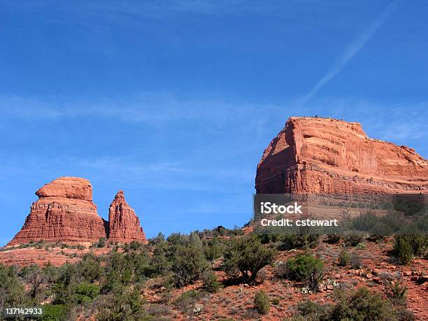 Red Formações Rochosas Sedona Arizona - Fotografias de stock e mais imagens de Ao Ar Livre - Ao Ar Livre, Arbusto, Arenito