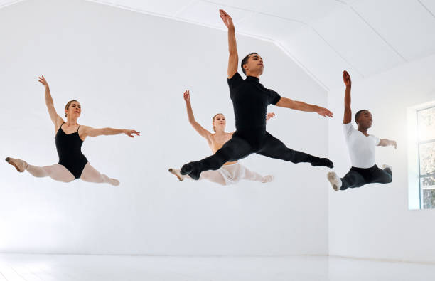 ダンススタジオでリハーサルをするバレエ学生の多様なグループの完全な長さのショット - dancer jumping ballet dancer ballet ストックフォトと画像
