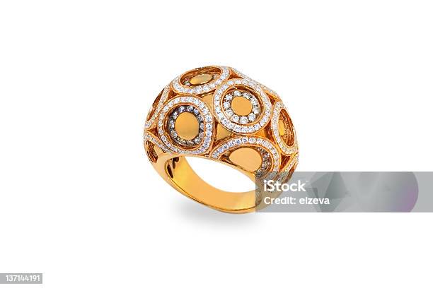 Anillo De Oro Con Diamantes Foto de stock y más banco de imágenes de Anillo - Joya - Anillo - Joya, Dorado - Color, Oro - Metal