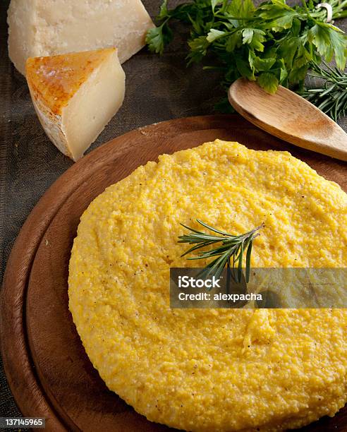 Amarelo Polenta - Fotografias de stock e mais imagens de Polenta - Polenta, Alecrim, Alimentação Saudável