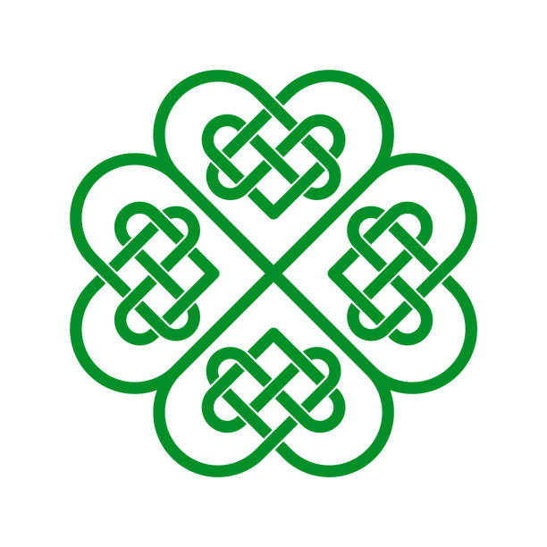 keltischer knoten in form von kleeblatt. grünes irisches herz. vierblättrige kleeblatt-glücksbringer. - celtic knot illustrations stock-grafiken, -clipart, -cartoons und -symbole