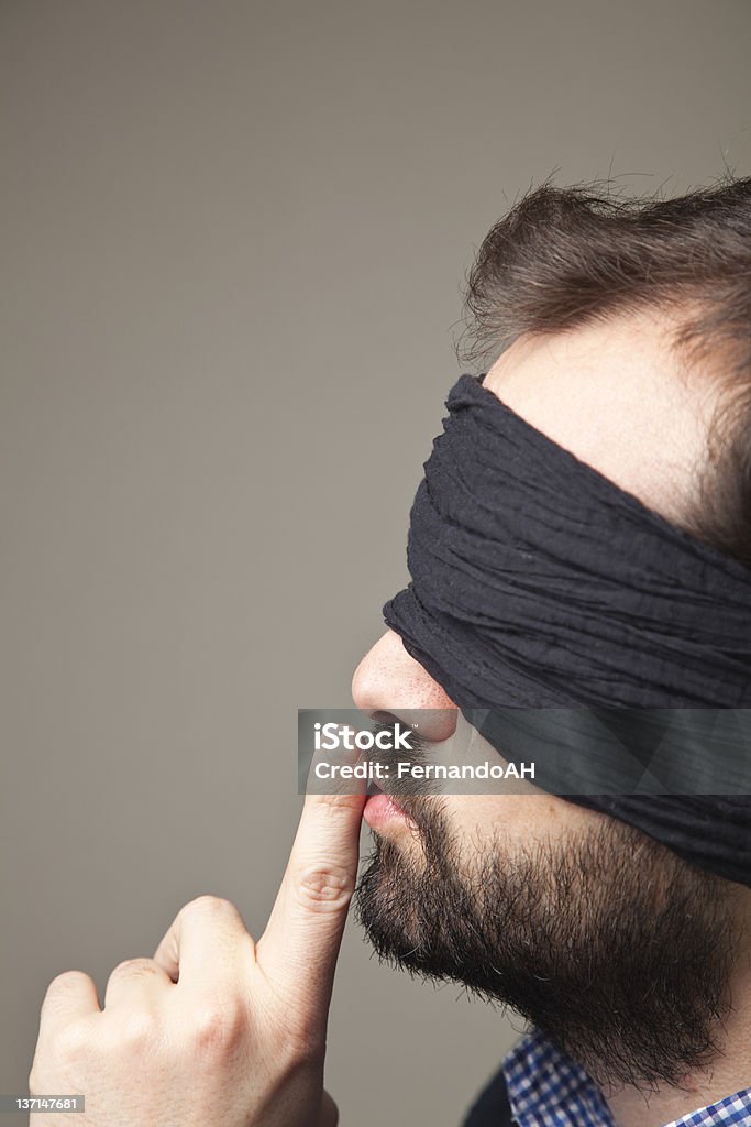 Blindfolded Retrato de hombre - Foto de stock de 30-34 años libre de derechos