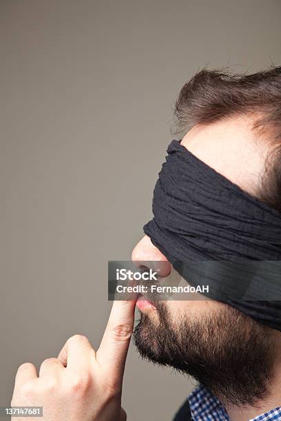 Blindfolded 男性のポートレート - 1人のストックフォトや画像を多数ご用意 - 1人, 30-34歳, 30代