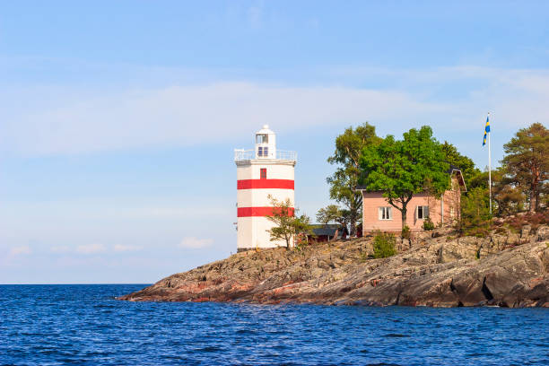 スウェーデンのバネルン湖の岩場にあるジューレ灯台 - vastergotland ストックフォトと画像