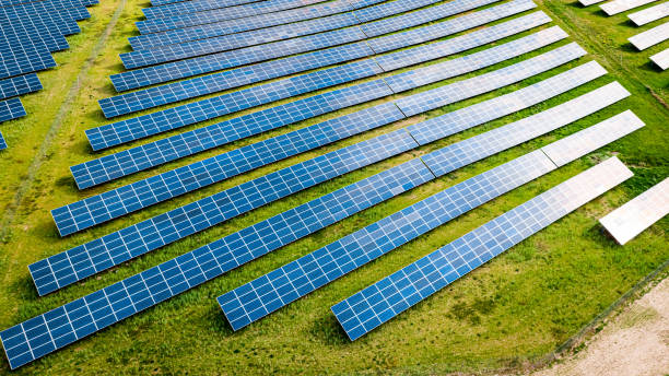el parque fotovoltaico como fuente de energía renovable. - solar power station fotografías e imágenes de stock