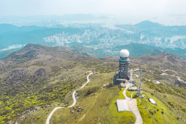 widok drona na stację radarową tai mo shan w hongkongu - high peaks audio zdjęcia i obrazy z banku zdjęć