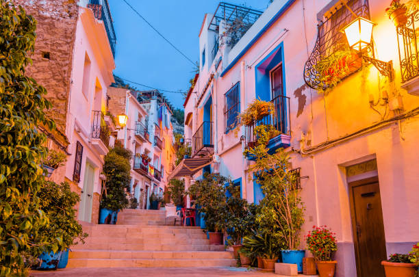 case colorate nel centro storico di alicante, spagna - alicante costa blanca foto e immagini stock