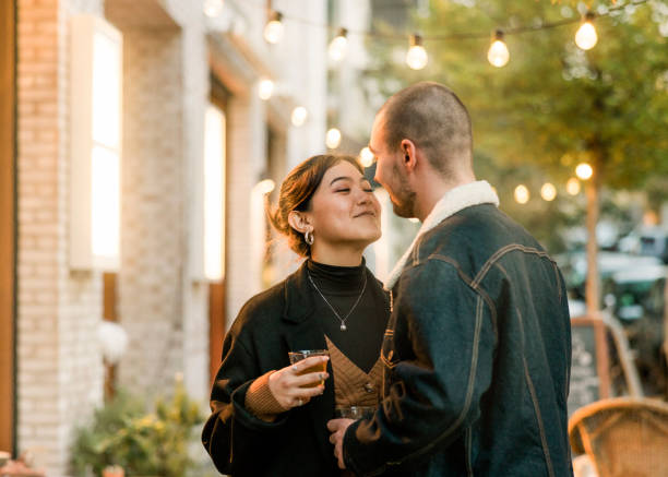 verliebtes paar kurz davor, sich vor einem café in der stadt zu küssen - romance stock-fotos und bilder