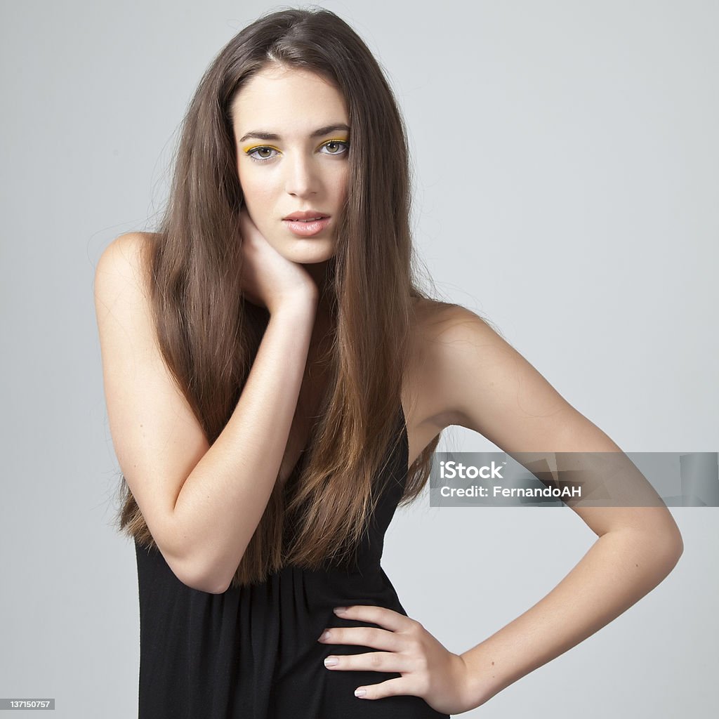 Atractiva mujer modelo con cabello largo - Foto de stock de 20 a 29 años libre de derechos