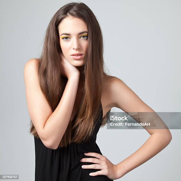 Atractiva Mujer Modelo Con Cabello Largo Foto de stock y más banco de imágenes de 20 a 29 años - 20 a 29 años, 20-24 años, Adolescencia