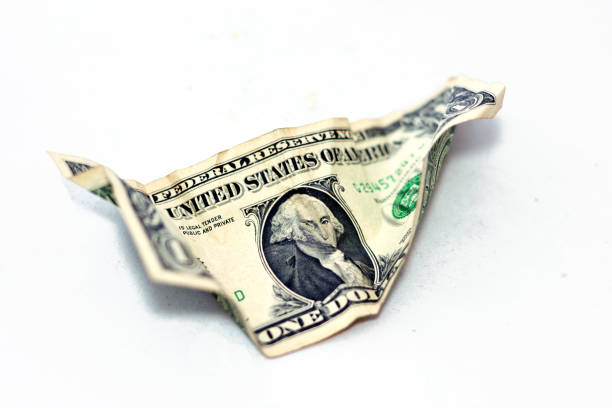 zmięty amerykański pieniądz o wartości 1 $ jeden dolar izolowany na białym tle, pomarszczony banknot banknot gotówkowy dolara amerykańskiego - crumpled currency dollar folded zdjęcia i obrazy z banku zdjęć