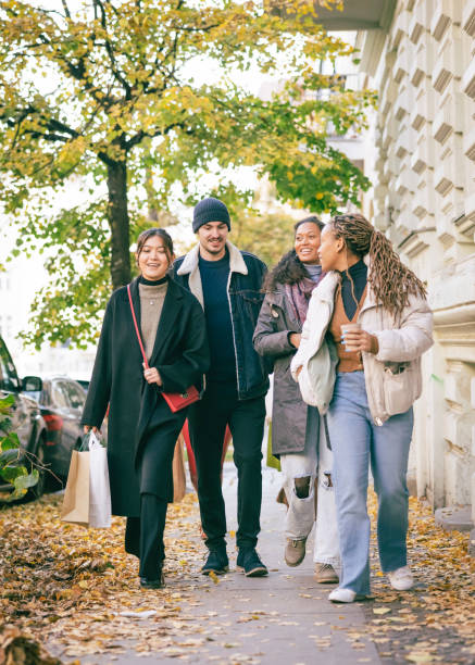 freunde mit einkaufstüten, die in der stadt spazieren gehen - berlin germany germany urban scene shopping bag stock-fotos und bilder