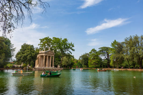 이탈리아 로마아스클레피우스 사원 근처에서 보트를 타고 - villa borghese 뉴스 사진 이미지