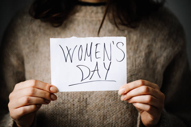 istock Woman with a note with the text womens day 1371516255