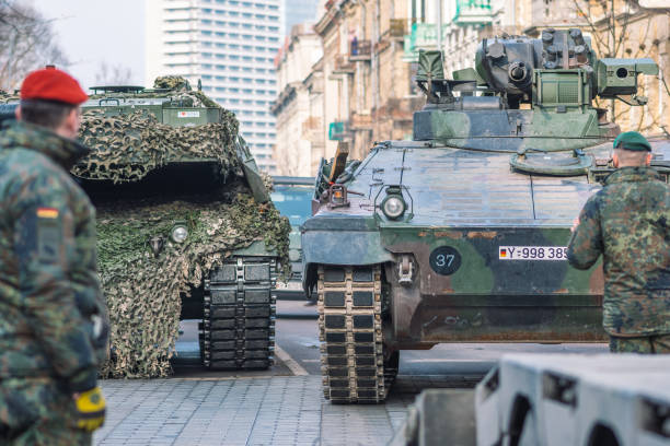 tanques blindados sobre orugas de la otan o de la organización del tratado del atlántico norte y otros vehículos militares - battalion fotografías e imágenes de stock