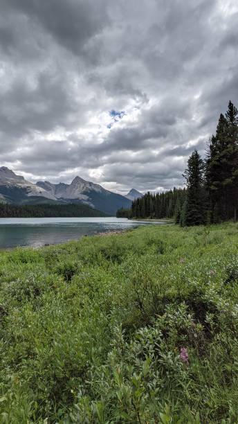 istock Maligne Lake and Montains (photo5) 1371520200