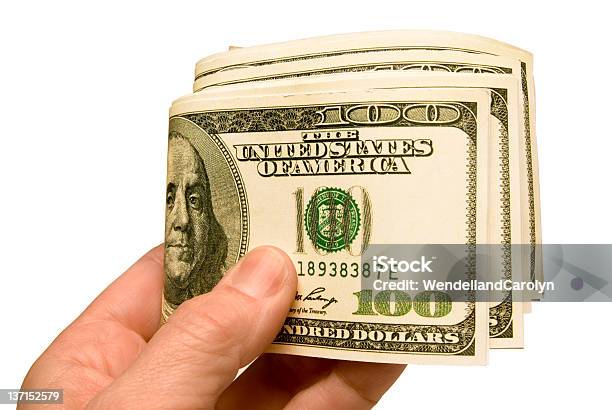 Сложенный Деньги В Руке — стоковые фотографии и другие картинки 100 - 100, Бумажные деньги, Сложенный