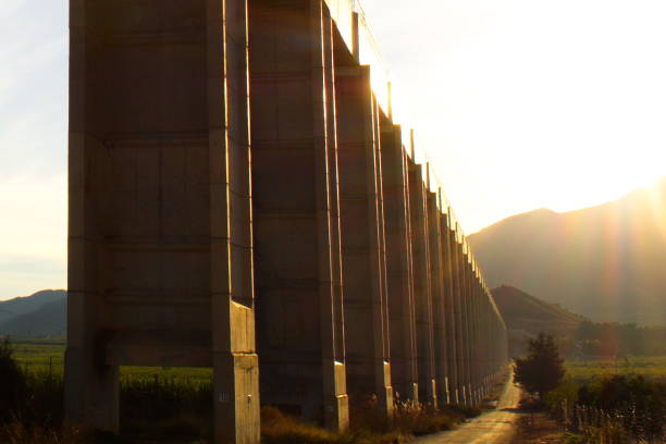 aqueduto de concreto moderno que transporta água para irrigar os campos - agricultural equipment flash - fotografias e filmes do acervo