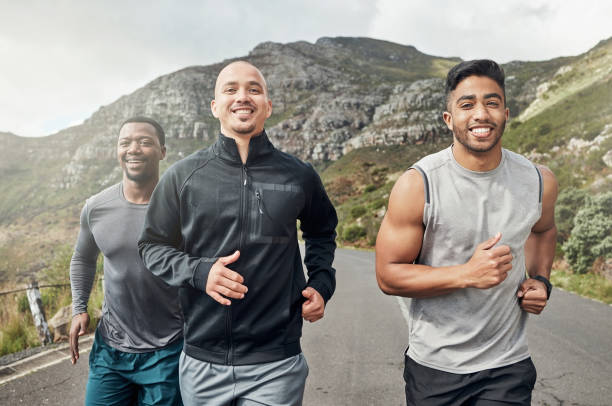 ujęcie trzech mężczyzn na biegu po górskiej drodze - real people outdoors close up recreational pursuit zdjęcia i obrazy z banku zdjęć