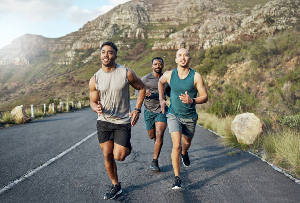 ujęcie trzech mężczyzn na biegu po górskiej drodze - real people outdoors close up recreational pursuit zdjęcia i obrazy z banku zdjęć