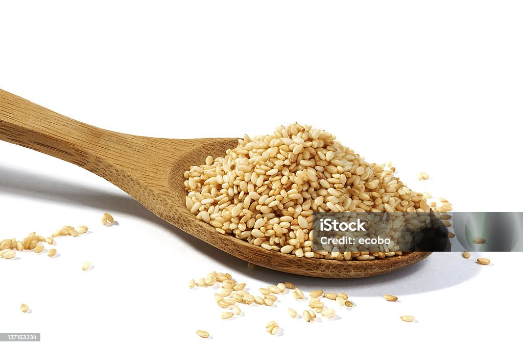Sesame granos en grandes cuchara de madera - Foto de stock de Semilla de sésamo libre de derechos
