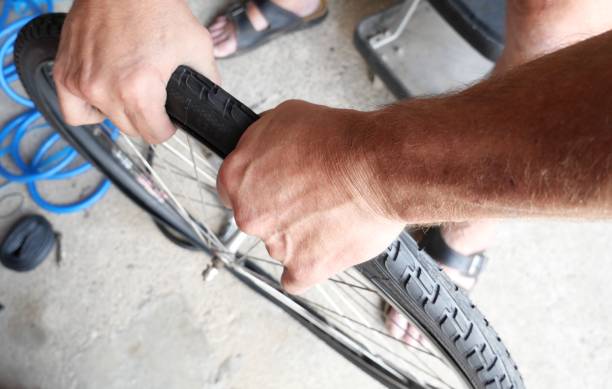 primo piano del pneumatico della bicicletta montato sull'uomo - fahrad foto e immagini stock