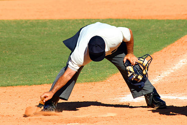 sędzia baseballowy czyszczenia - home base base plate baseball umpire zdjęcia i obrazy z banku zdjęć