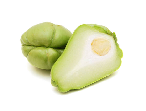 chayote squash and a half na białym tle - sechium edule zdjęcia i obrazy z banku zdjęć