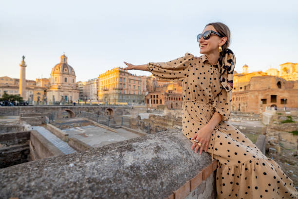 ローマのローマフォーラムを訪れる女性 - travel tourist roman forum rome ストックフォトと画像