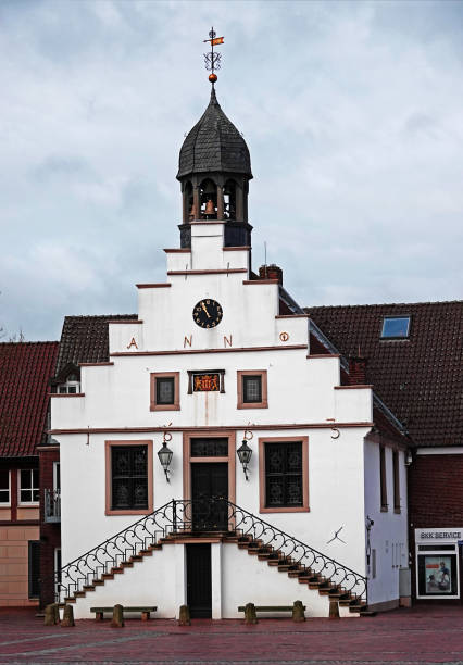 ドイツリンゲン(エムス)の階段状の下の市庁舎 - bell gable ストックフォトと画像