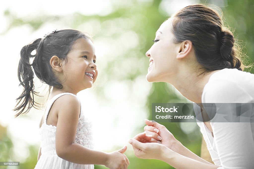 Asiatische Mutter und Tochter & - Lizenzfrei Freundschaftliche Verbundenheit Stock-Foto