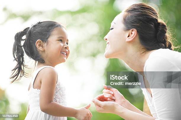 Asiatische Mutter Und Tochter Stockfoto und mehr Bilder von Freundschaftliche Verbundenheit - Freundschaftliche Verbundenheit, Kind, Mädchen