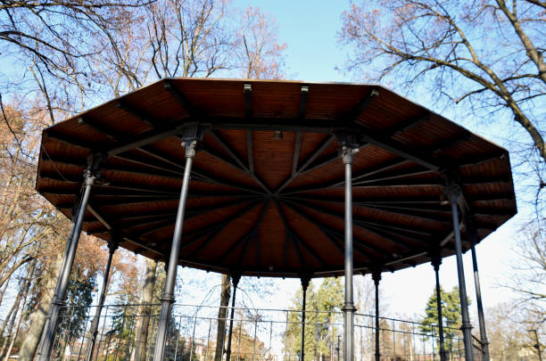 construção de gazebo sutil de aço com vigas decorativas. o telhado é de madeira na forma de uma pirâmide plana. pista de dança circular coberta com uma pérgola, terraço do pavilhão de música - dance floor photography floor architectural feature - fotografias e filmes do acervo