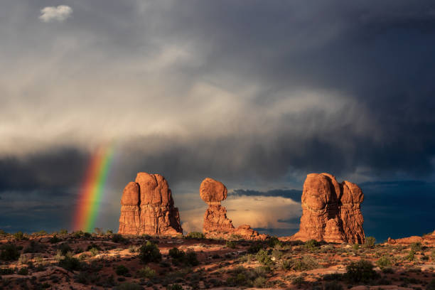 arco iris sobre roca equilibrada - travel famous place balanced rock beauty in nature fotografías e imágenes de stock