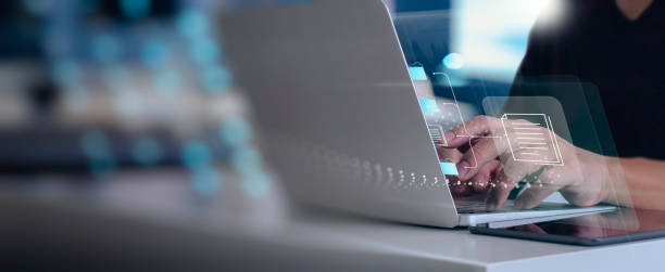 it-berater wird eingerichtet virtuelles dokumenten-management-system (dms) mit laptop-computer im büro oder wok von zu hause aus. software zur archivierung von unternehmensaktenkonzept. - akten ablegen stock-fotos und bilder