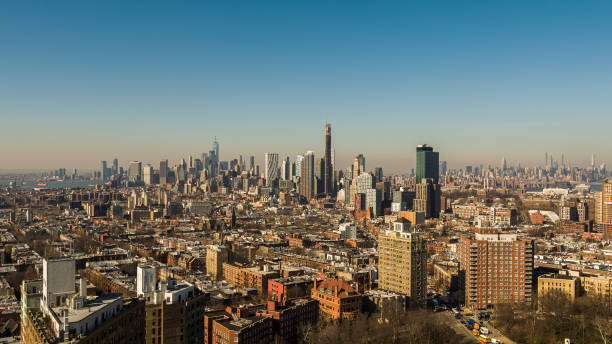 manhattan skyline - vue aérienne à distance au-dessus de brooklyn, new york, états-unis. - new york city finance manhattan famous place photos et images de collection