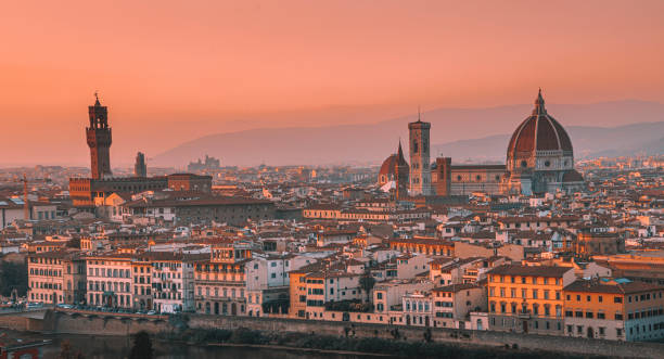 vista panorámica del horizonte de la ciudad de florencia al atardecer - piazza della signoria fotografías e imágenes de stock