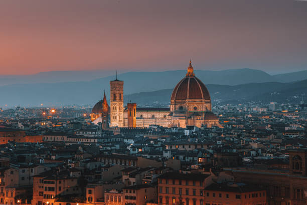 santa maria del fiore - dom. panoramablick auf die skyline von florenz bei sonnenuntergang - italy florence italy bridge tuscany stock-fotos und bilder