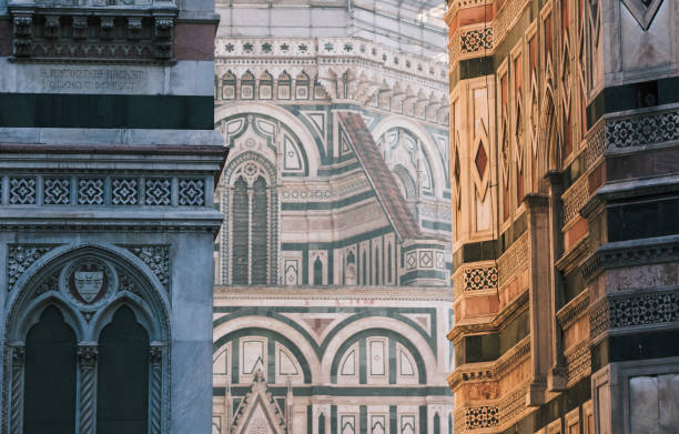 architectural detail of cathedral of santa maria del fiore on duomo of florence in italy - church gothic style cathedral dark imagens e fotografias de stock