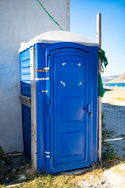 toilettes porta john transportables à l’extérieur - porta potty photos et images de collection