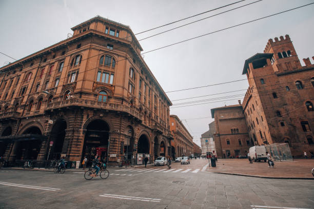 вид на улицы города в болонье италия - torre degli asinelli стоковые фото и изображения