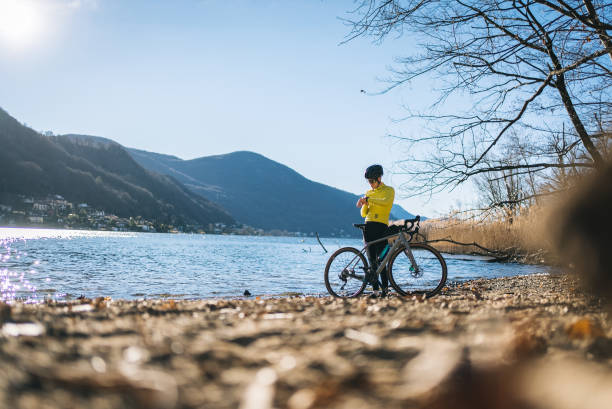 道路自転車はルガーノ湖のビーチでリラックス - ticino canton mountain lake lugano lake ストックフォトと画像