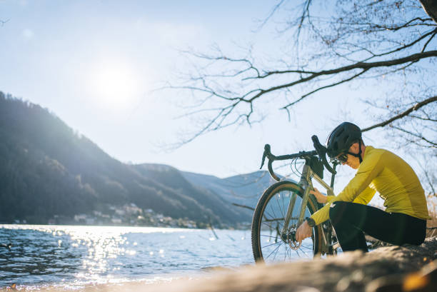 道路自転車はルガーノ湖のビーチでリラックス - racing bicycle bicycle cycling yellow ストックフォトと画像