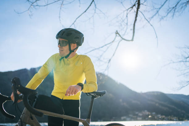 ciclista su strada si rilassa in spiaggia sul lago di lugano - racing bicycle bicycle cycling yellow foto e immagini stock