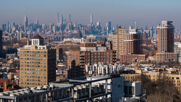 Cellular telecommunication base station on a rooftop of a building near Grand Army Plaza, Brooklyn, New York. estación base de telecomunicaciones, con equipos de red celular 5g y 4g, en la azotea de un edificio cerca de grand army plaza, brooklyn, nueva york, con una vista remota del bajo manhattan, el centro de brooklyn y los distritos residenciales como telón