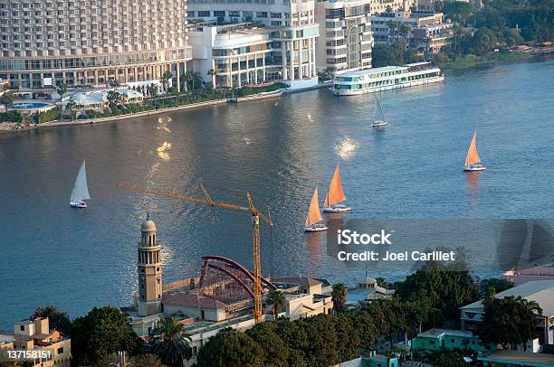 Photo libre de droit de Feluccas Voile Sur Le Nil Au Caire En Égypte banque d'images et plus d'images libres de droit de Le Caire - Le Caire, Bâtiment vu de l'extérieur, Fleuve Nil